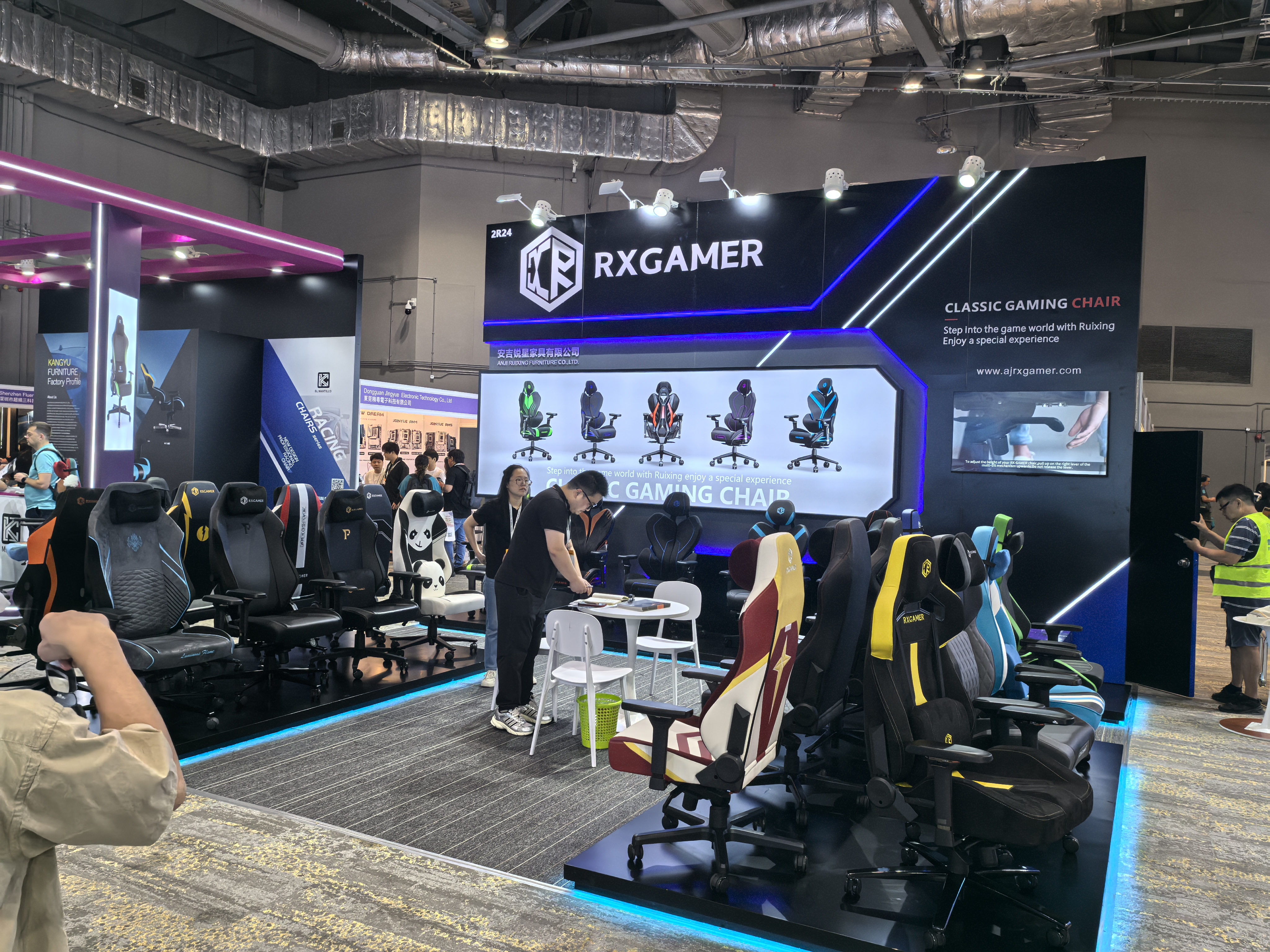 Nábytok Anji Ruixing zažiaril na veľtrhu elektroniky v Hong Kongu (jeseň) s veľkým úspechom